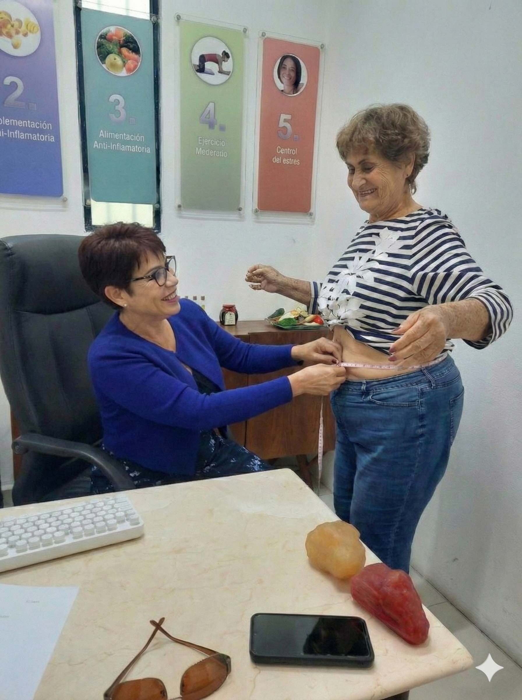 Beatriz Pérez midiendo a una paciente feliz en su consultorio